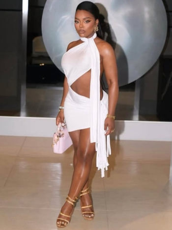 Rugalmas poliészter anyagú ruha, patchwork dizájn, ujjatlan, fél-turtleneck gallér, karcsú szabás.