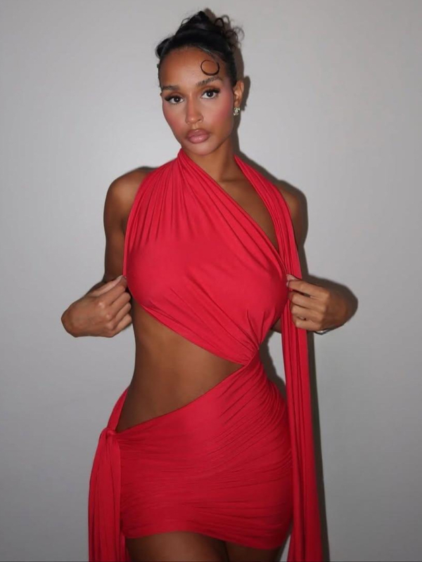 Rugalmas poliészter anyagú ruha, patchwork dizájn, ujjatlan, fél-turtleneck gallér, karcsú szabás.