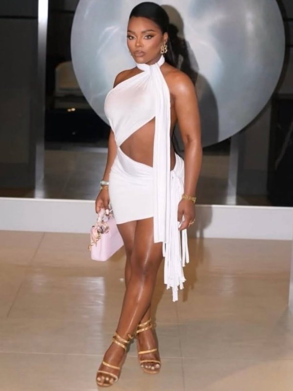 Rugalmas poliészter anyagú ruha, patchwork dizájn, ujjatlan, fél-turtleneck gallér, karcsú szabás.