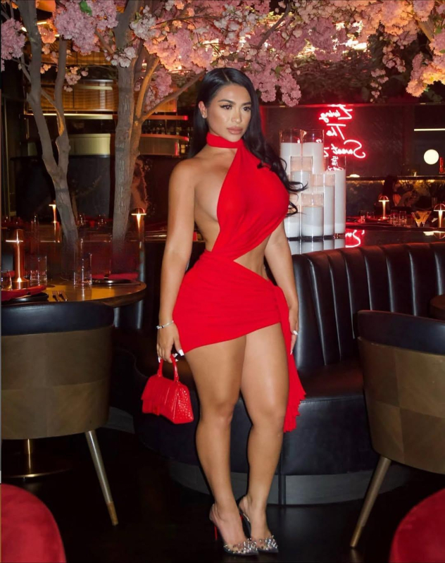 Rugalmas poliészter anyagú ruha, patchwork dizájn, ujjatlan, fél-turtleneck gallér, karcsú szabás.