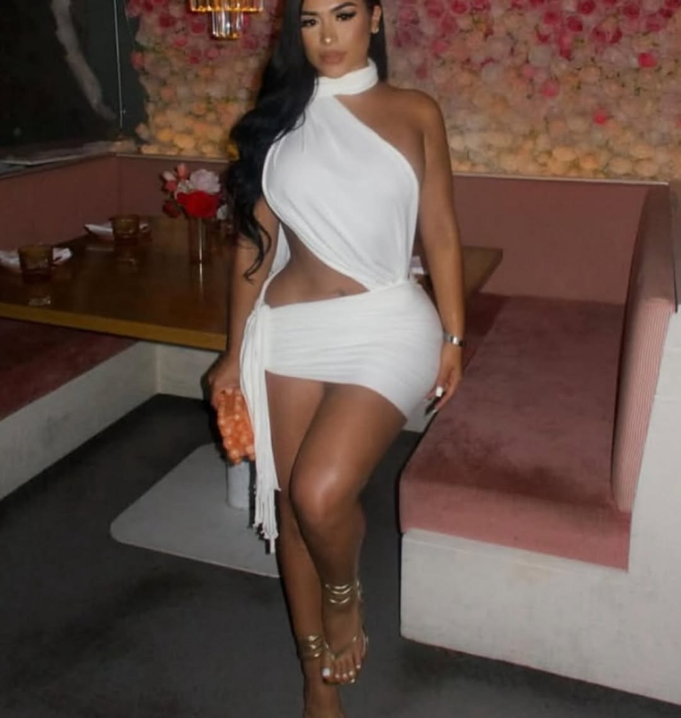 Rugalmas poliészter anyagú ruha, patchwork dizájn, ujjatlan, fél-turtleneck gallér, karcsú szabás.