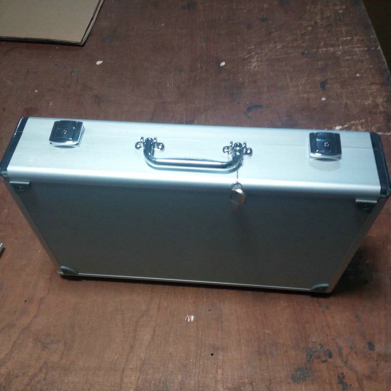 Alumínium ötvözetű flight case, hordozható berendezés-tok, 50 kg teherbírás, ütés- és vízálló, orvosi és laboratóriumi eszközökhöz