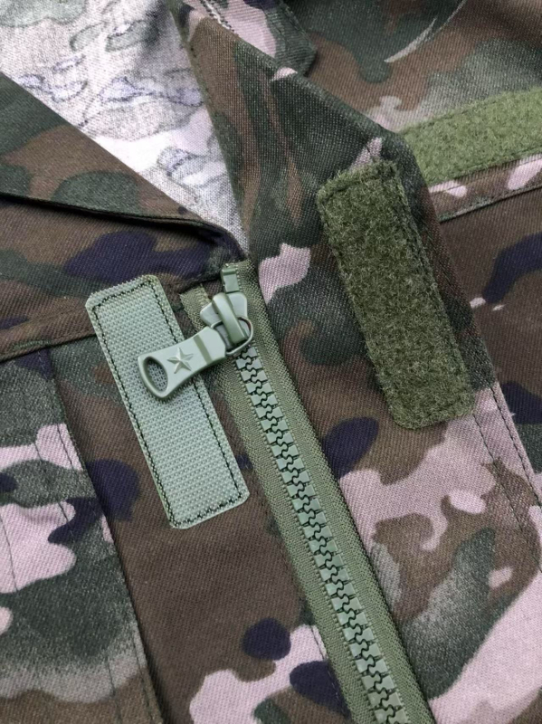 Kamuflažni radni komplet (košulja i hlače) – tkanina od pamukasto‑mješane smjese, prozračna, otporna na habanje, antistatična, kamuflažni uzorak, unisex, za sve sezone.