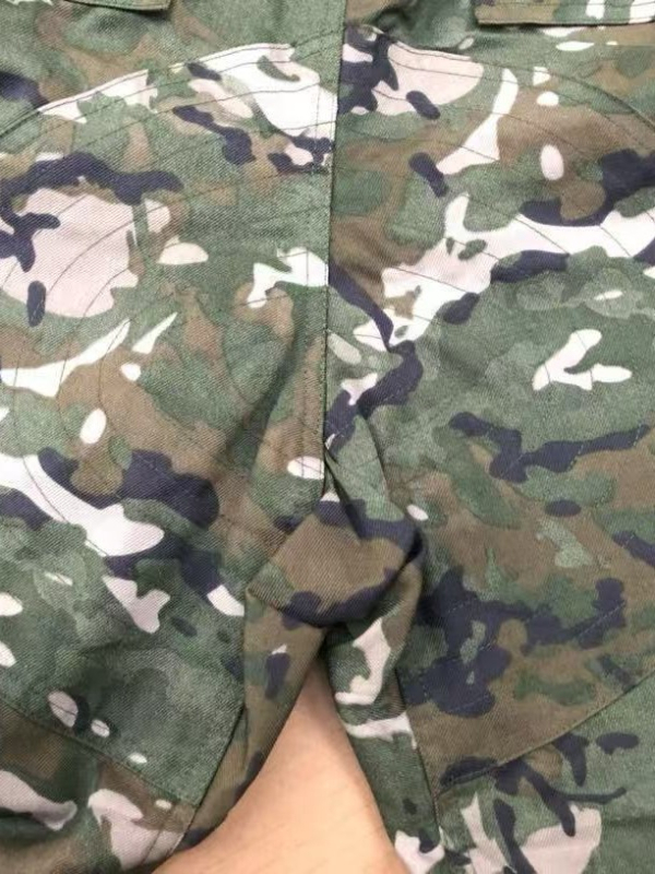 Kamuflažni radni komplet (košulja i hlače) – tkanina od pamukasto‑mješane smjese, prozračna, otporna na habanje, antistatična, kamuflažni uzorak, unisex, za sve sezone.