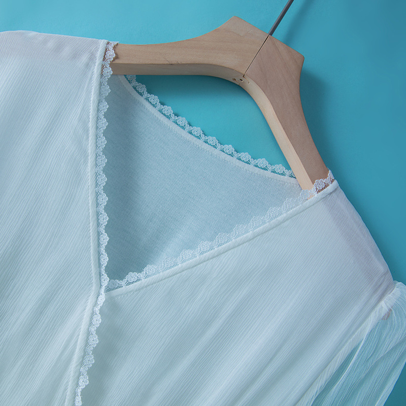 Haljina od Mulberry Silk s V-izrezom, flutter rukavima, struk u sredini, srednja duljina, princeza silueta