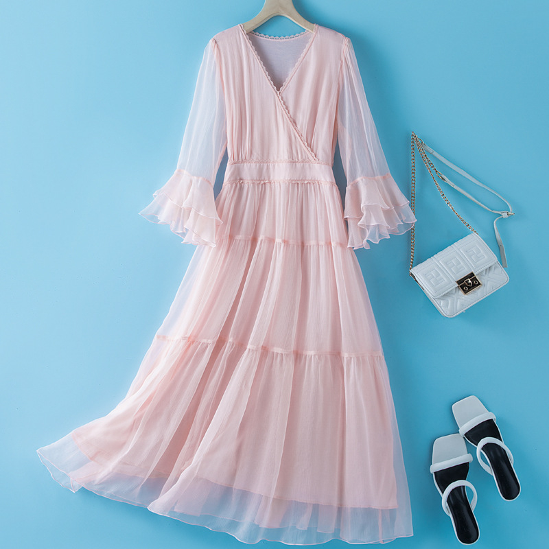 Haljina od Mulberry Silk s V-izrezom, flutter rukavima, struk u sredini, srednja duljina, princeza silueta