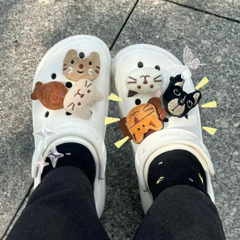 Crocs cipele ukrasi s cvjetnim dizajnom — 3D plišane karikature životinja (lav, mačka, pas, riba) za ukrašavanje obuće; pogodno za sva godišnja doba