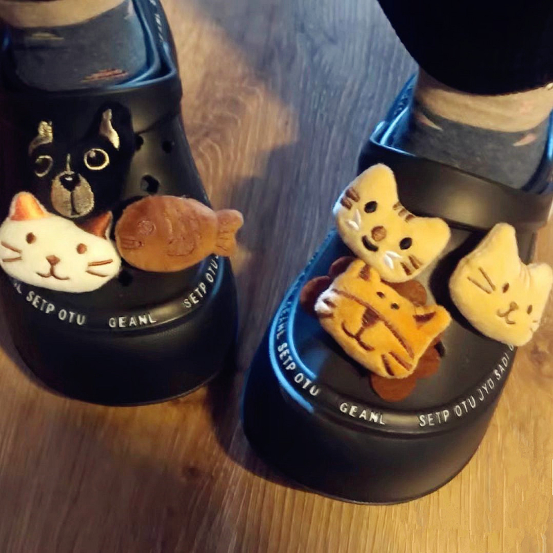 Crocs cipele ukrasi s cvjetnim dizajnom — 3D plišane karikature životinja (lav, mačka, pas, riba) za ukrašavanje obuće; pogodno za sva godišnja doba