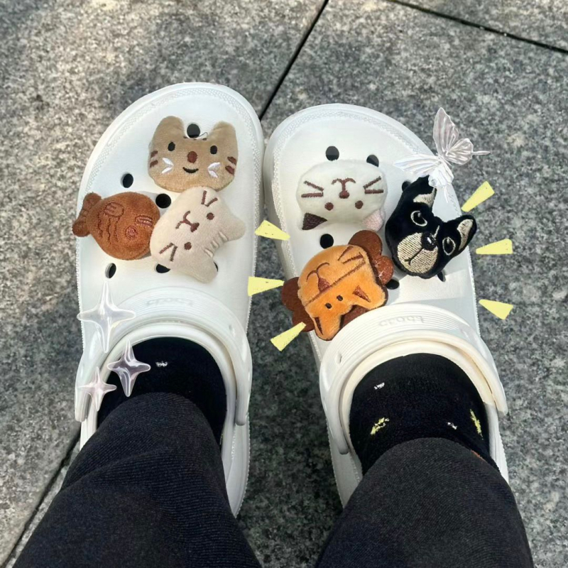 Crocs cipele ukrasi s cvjetnim dizajnom — 3D plišane karikature životinja (lav, mačka, pas, riba) za ukrašavanje obuće; pogodno za sva godišnja doba