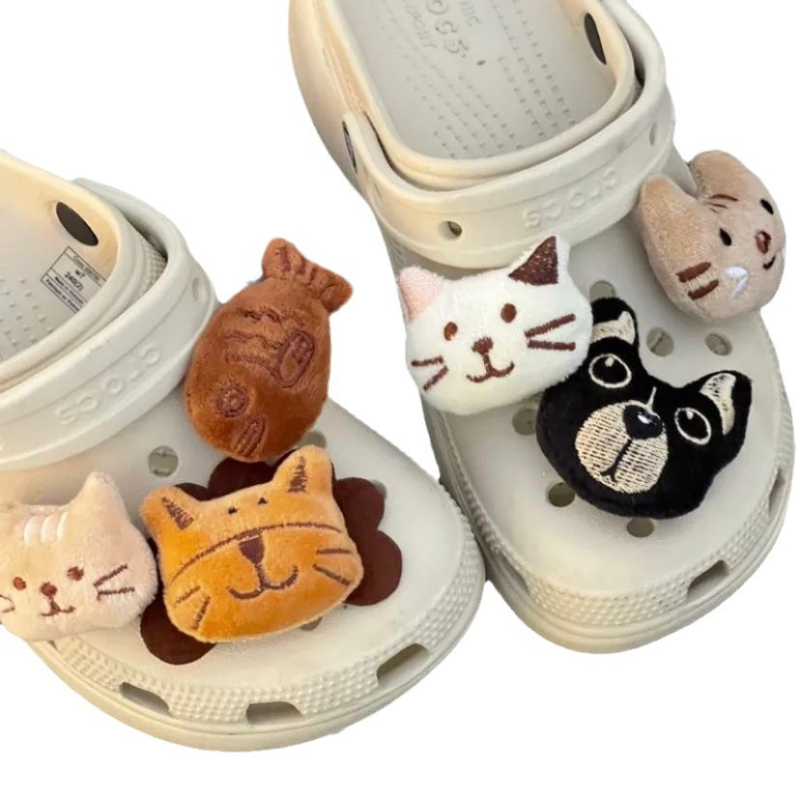 Crocs cipele ukrasi s cvjetnim dizajnom — 3D plišane karikature životinja (lav, mačka, pas, riba) za ukrašavanje obuće; pogodno za sva godišnja doba