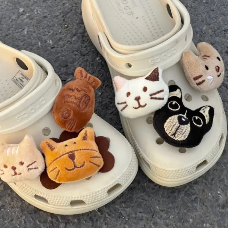 Crocs cipele ukrasi s cvjetnim dizajnom — 3D plišane karikature životinja (lav, mačka, pas, riba) za ukrašavanje obuće; pogodno za sva godišnja doba