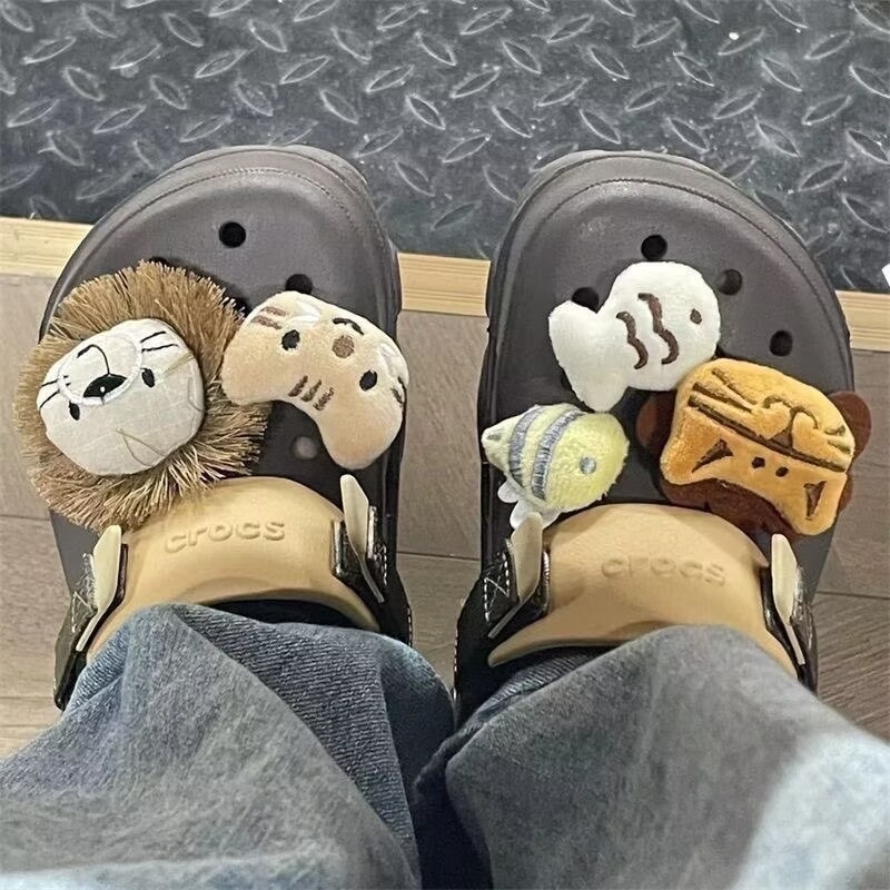 Crocs cipele ukrasi s cvjetnim dizajnom — 3D plišane karikature životinja (lav, mačka, pas, riba) za ukrašavanje obuće; pogodno za sva godišnja doba