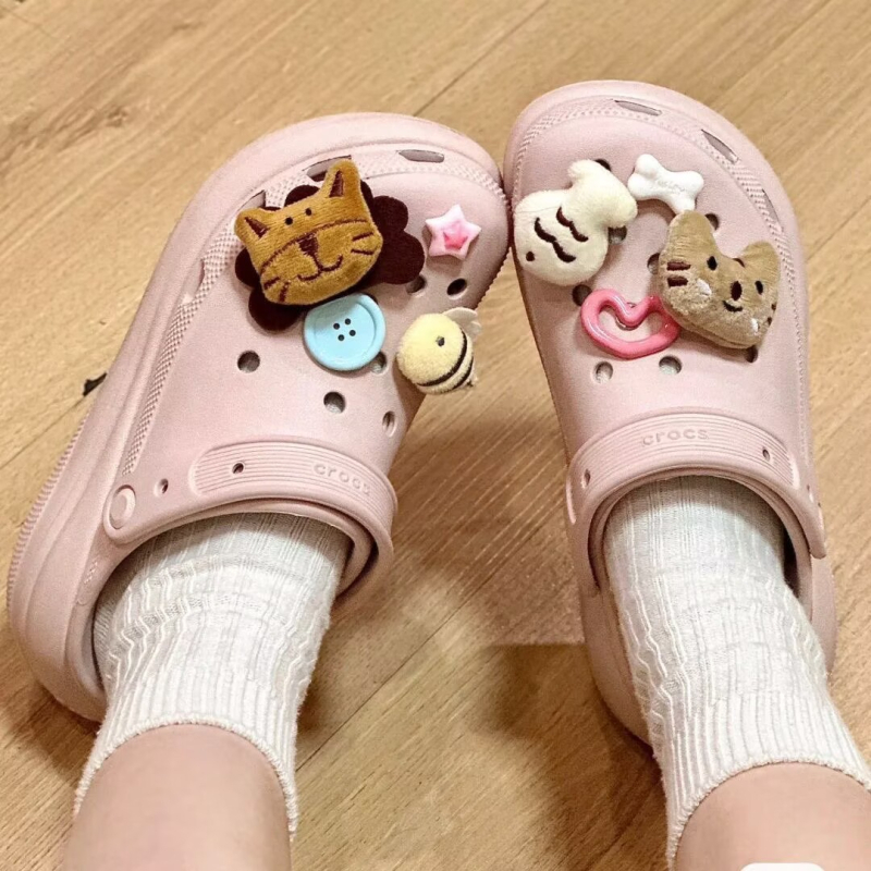 Crocs cipele ukrasi s cvjetnim dizajnom — 3D plišane karikature životinja (lav, mačka, pas, riba) za ukrašavanje obuće; pogodno za sva godišnja doba