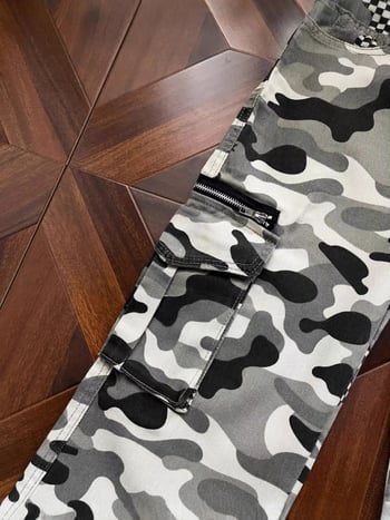 Kamuflaazimustriga džinsid, sirge lõikega, keskmise kõrgusega vöökoht, tõmblukk, puuvillane materjal