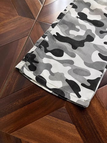 Kamuflaazimustriga džinsid, sirge lõikega, keskmise kõrgusega vöökoht, tõmblukk, puuvillane materjal