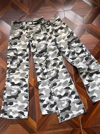 Kamuflaazimustriga džinsid, sirge lõikega, keskmise kõrgusega vöökoht, tõmblukk, puuvillane materjal