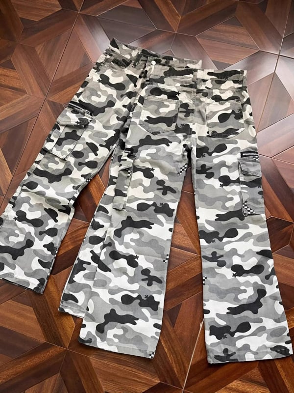 Kamuflaazimustriga džinsid, sirge lõikega, keskmise kõrgusega vöökoht, tõmblukk, puuvillane materjal