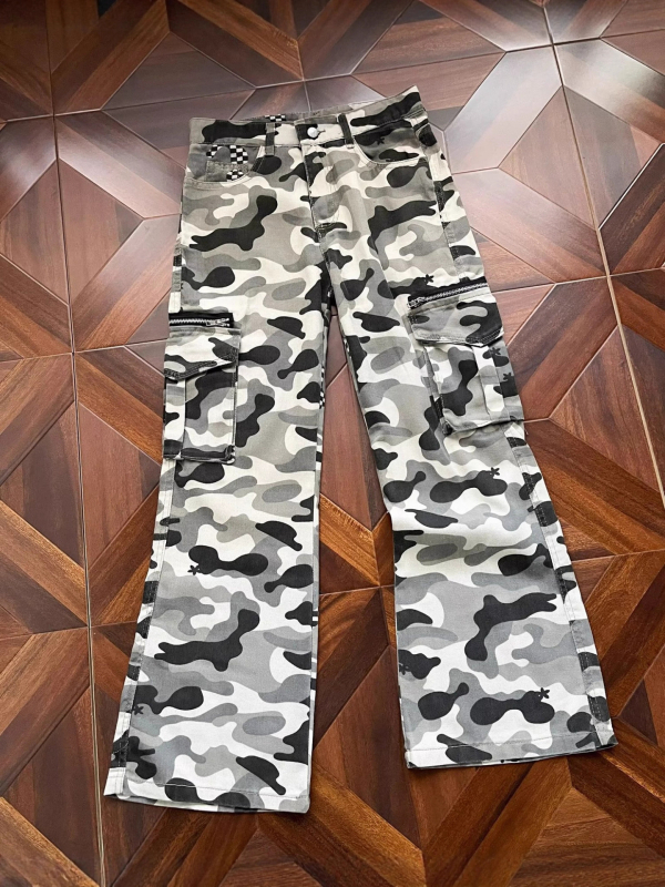 Kamuflaazimustriga džinsid, sirge lõikega, keskmise kõrgusega vöökoht, tõmblukk, puuvillane materjal