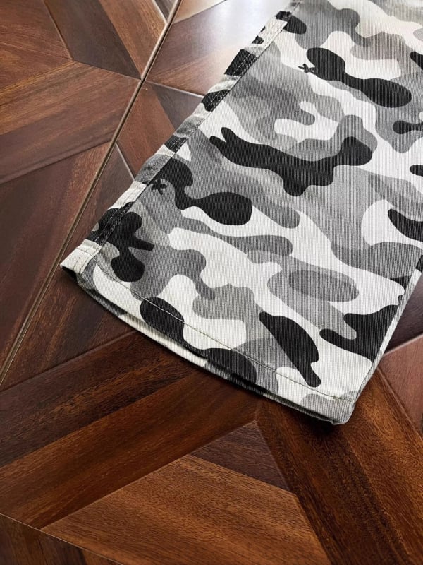 Kamuflaazimustriga džinsid, sirge lõikega, keskmise kõrgusega vöökoht, tõmblukk, puuvillane materjal