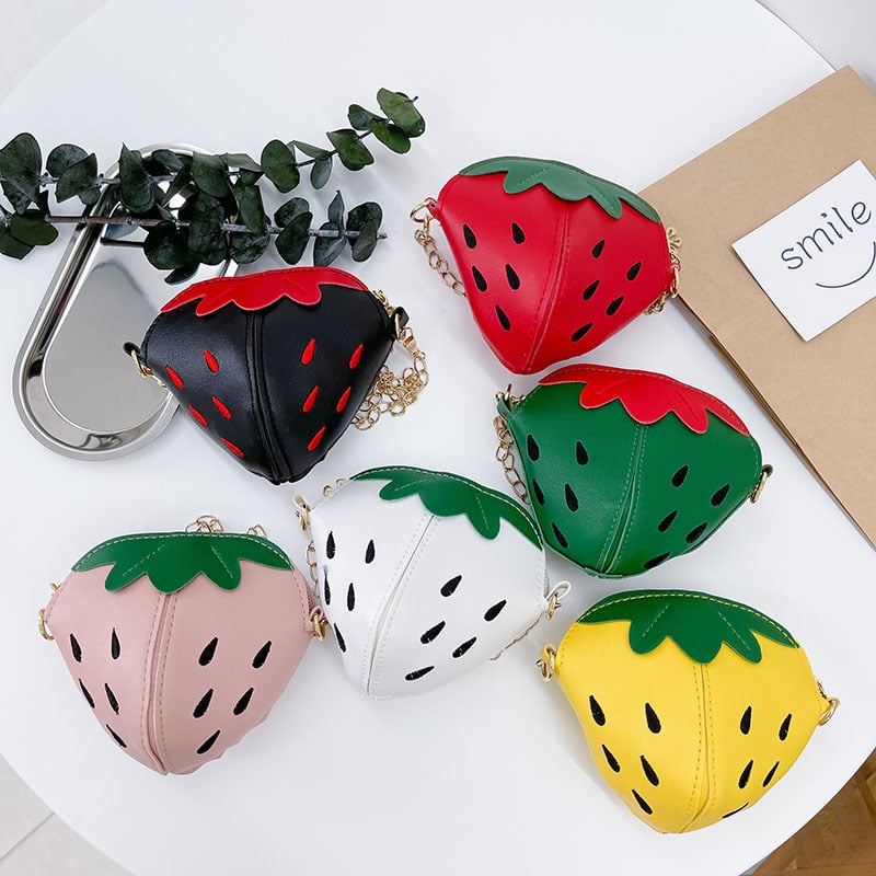 Dječja crossbody torba s uzorkom jagode, PU koža, zatvarač, mala kapaciteta, ispis logotipa