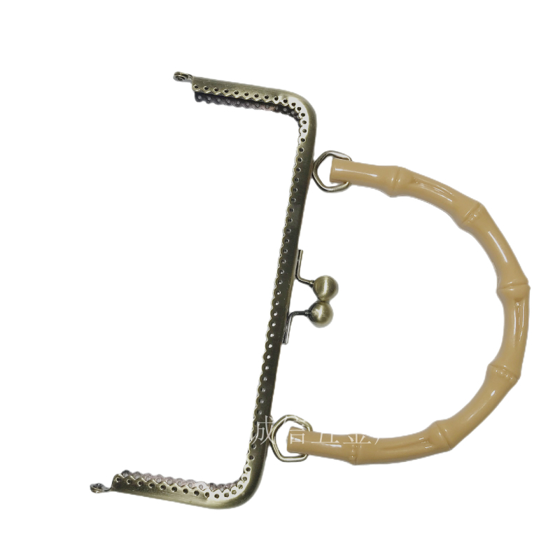 Držač za prtljagu — željezo, Integrity Hardware Factory, proljeće 2023