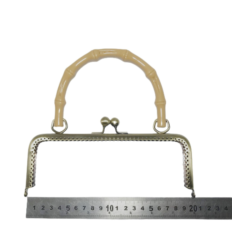 Držač za prtljagu — željezo, Integrity Hardware Factory, proljeće 2023