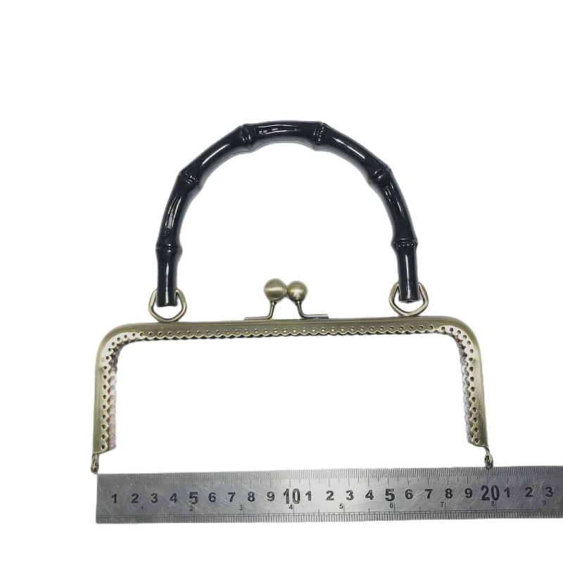 Držač za prtljagu — željezo, Integrity Hardware Factory, proljeće 2023