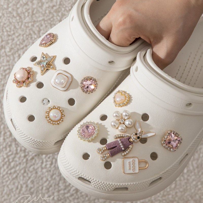 Dodatak s cvjetnim motivom za obuće – kopča za sandale, papuče i Crocs (Model: Shoe flower; Stil: Kopča; Kompatibilne: sandale, papuče, Crocs; Sezone: Ljeto, Zima, Proljeće, Jesen)