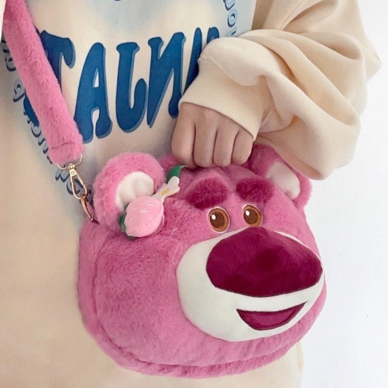 Strawberry Bear torbica od PU kože, velur podloga, zatvaranje kapom, mekana, proljeće 2025
