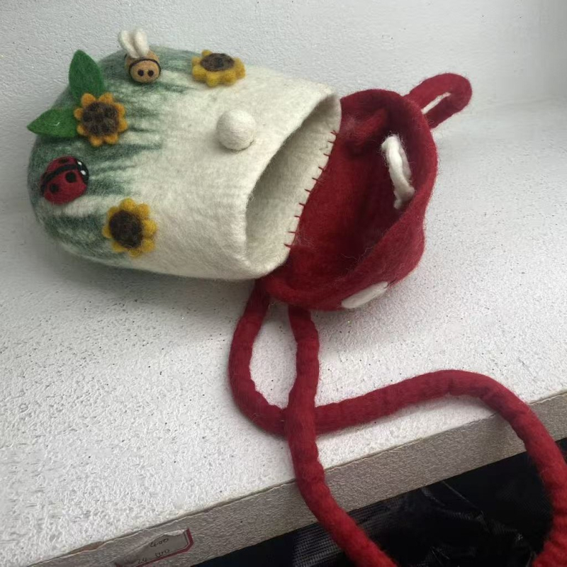 Crossbody torba s motivom gljive, od vunenog filca, ovalnog oblika, zatvaranje kapicom