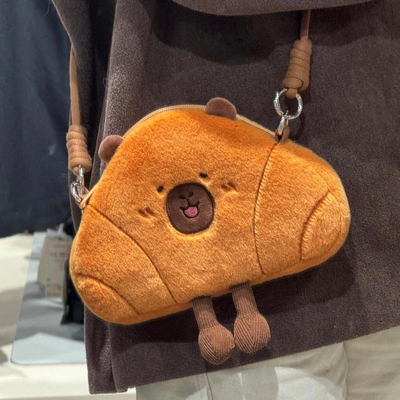 Unisex pliš torba preko ramena, croissant oblik, kapibara dizajn, ultra lagana