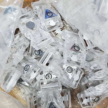 Регулируема двучастова пластмасова катарама с прозрачно LED осветление за раници и каишки за домашни любимци