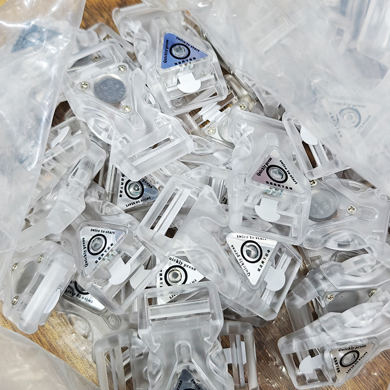 Регулируема двучастова пластмасова катарама с прозрачно LED осветление за раници и каишки за домашни любимци