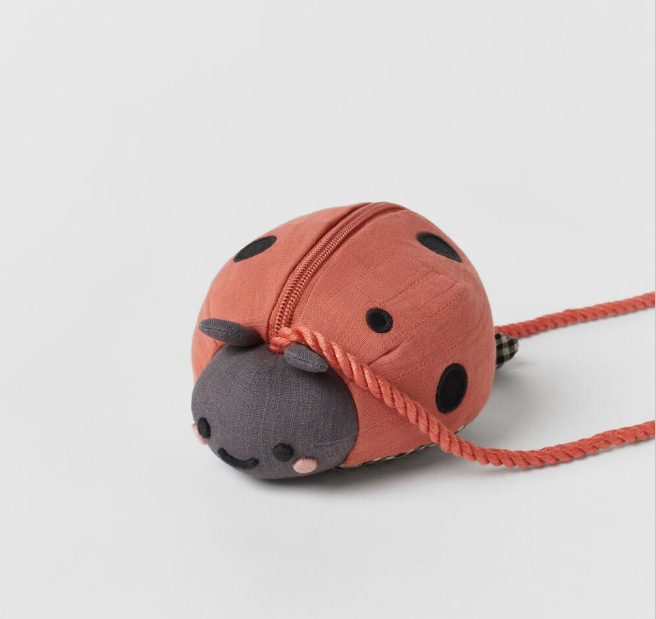Dječja crossbody torba u obliku bubamare, unisex, za malu djecu, pamuk vanjski materijal, podstava poliester-pamuk, proljeće 2024 (Unisex, mala djeca, pamuk vanjski, podstava poliester-pamuk, proljeće 2024)