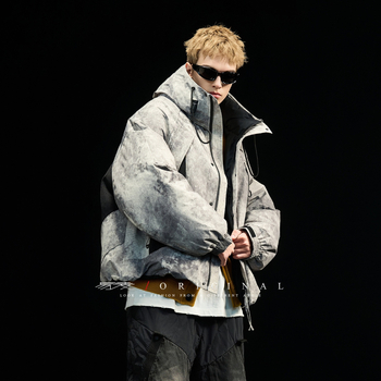 Kapucnis pehelydzseki gradiens mintával, vintage stílusú laza szabás, fehér kacsa tollal töltve, tolltartalom 86–90%