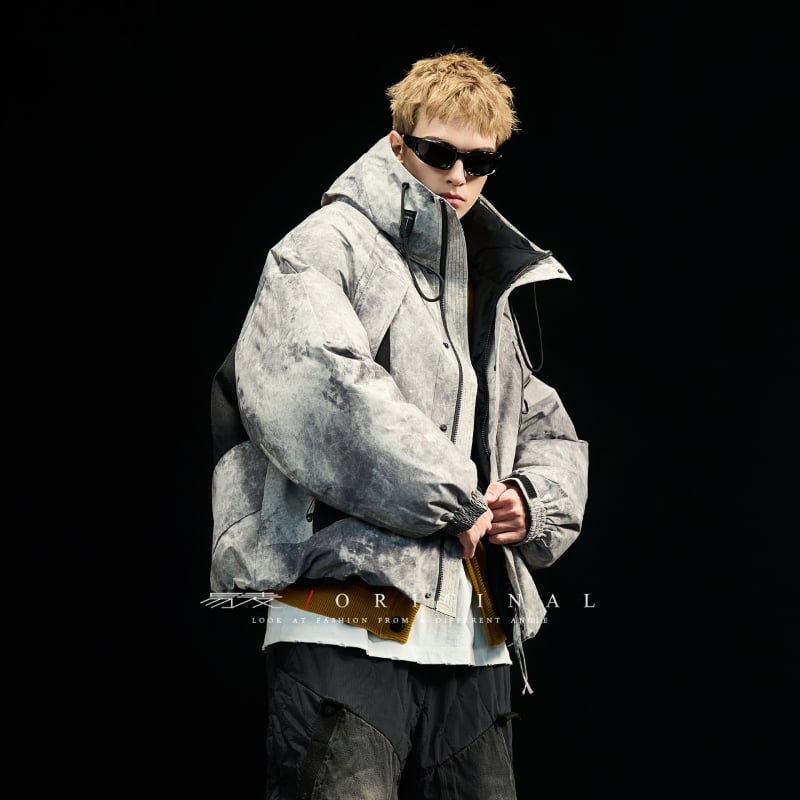 Kapucnis pehelydzseki gradiens mintával, vintage stílusú laza szabás, fehér kacsa tollal töltve, tolltartalom 86–90%