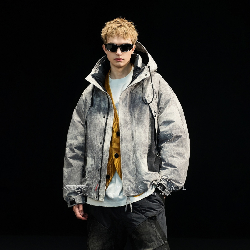 Kapucnis pehelydzseki gradiens mintával, vintage stílusú laza szabás, fehér kacsa tollal töltve, tolltartalom 86–90%