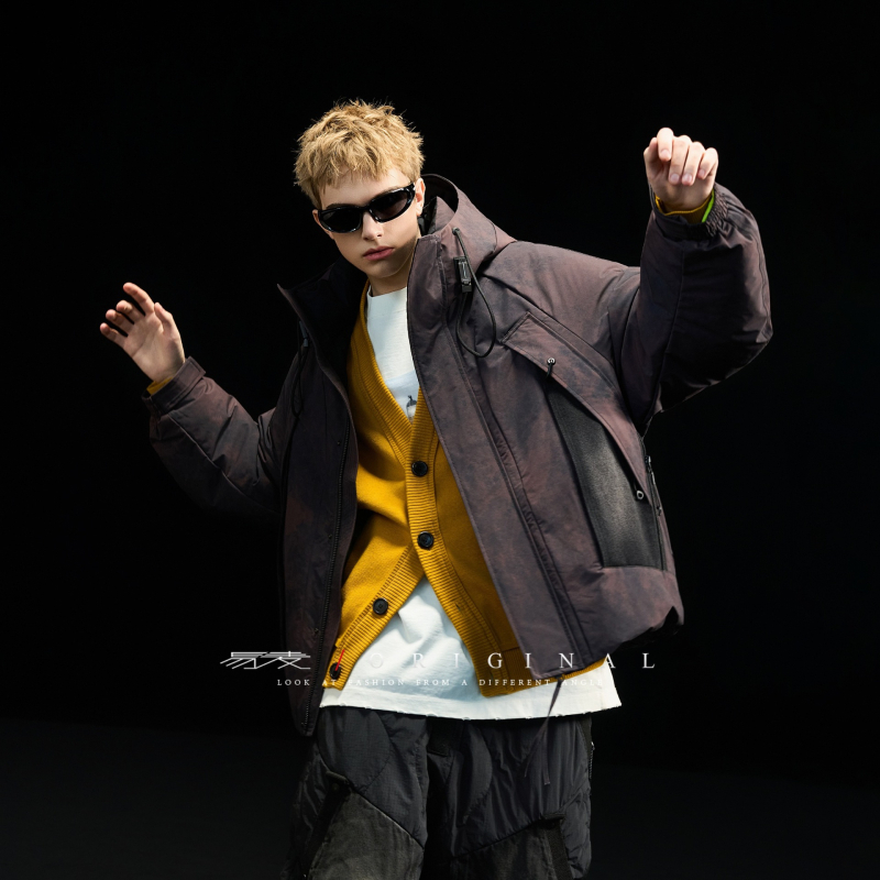 Kapucnis pehelydzseki gradiens mintával, vintage stílusú laza szabás, fehér kacsa tollal töltve, tolltartalom 86–90%