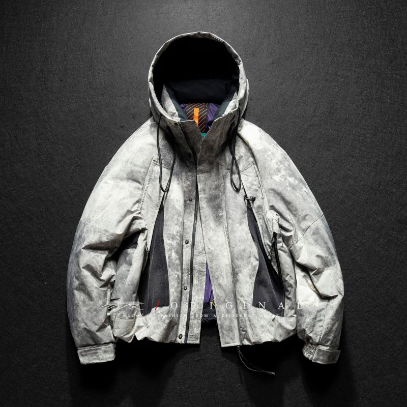 Kapucnis pehelydzseki gradiens mintával, vintage stílusú laza szabás, fehér kacsa tollal töltve, tolltartalom 86–90%