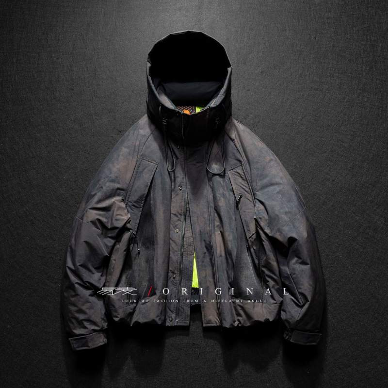 Kapucnis pehelydzseki gradiens mintával, vintage stílusú laza szabás, fehér kacsa tollal töltve, tolltartalom 86–90%