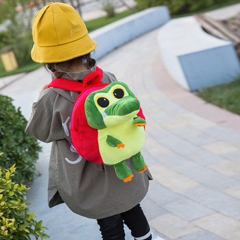 Gyerek plüss iskolatáska krokodil mintával, plüss anyag, cipzáras zárás, poliészter bélés, gyerekes aranyos stílus