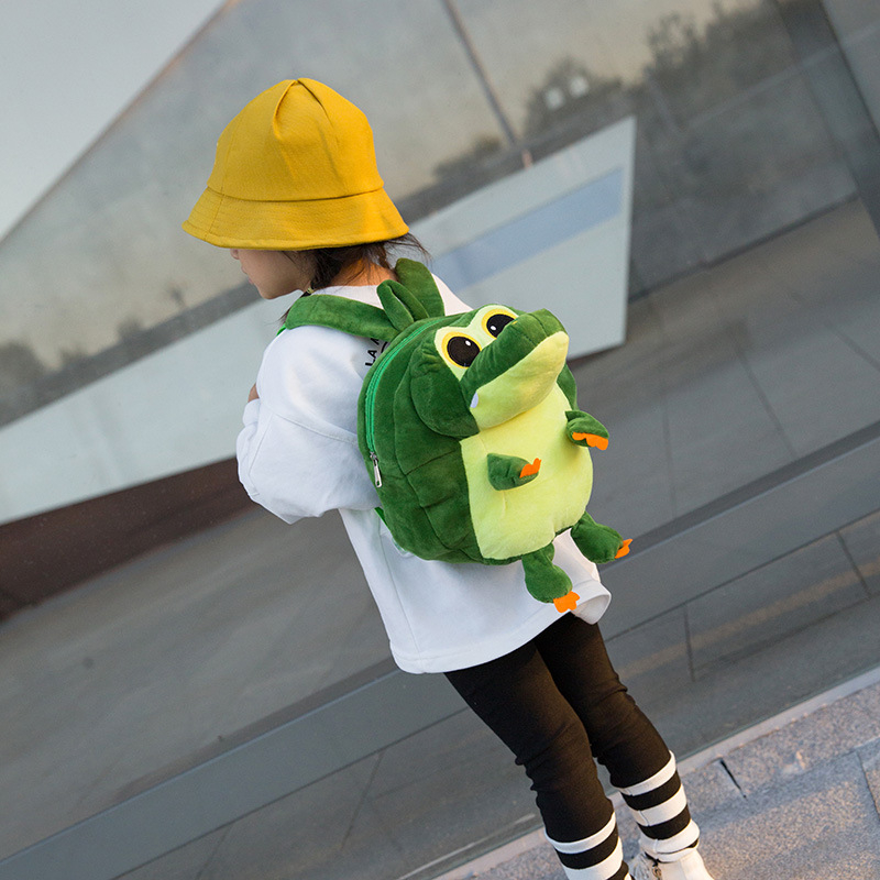 Gyerek plüss iskolatáska krokodil mintával, plüss anyag, cipzáras zárás, poliészter bélés, gyerekes aranyos stílus