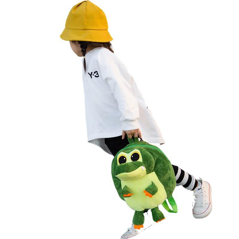 Gyerek plüss iskolatáska krokodil mintával, plüss anyag, cipzáras zárás, poliészter bélés, gyerekes aranyos stílus