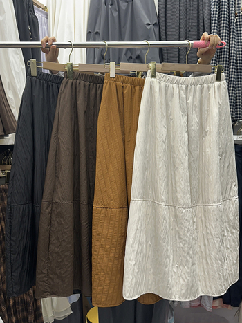 Duga suknja u stilu kišobrana, elastični pojas, prugasti uzorak, poliester-nijlon smjesa, književno-retro stil.