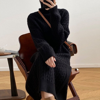 Hosszú kötött ruha magas gallérral, szabad derékkal, viszkóz rost, retro stílus