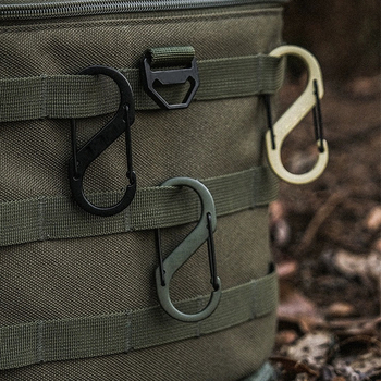 Karabiner od cinkove legure, S-oblika, s brzim otpuštanjem, otporan na habanje i hrđu, nosivost 135 kg