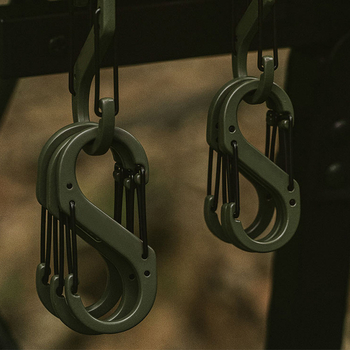 Karabiner od cinkove legure, S-oblika, s brzim otpuštanjem, otporan na habanje i hrđu, nosivost 135 kg