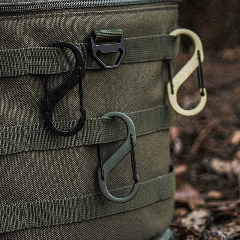 Karabiner od cinkove legure, S-oblika, s brzim otpuštanjem, otporan na habanje i hrđu, nosivost 135 kg