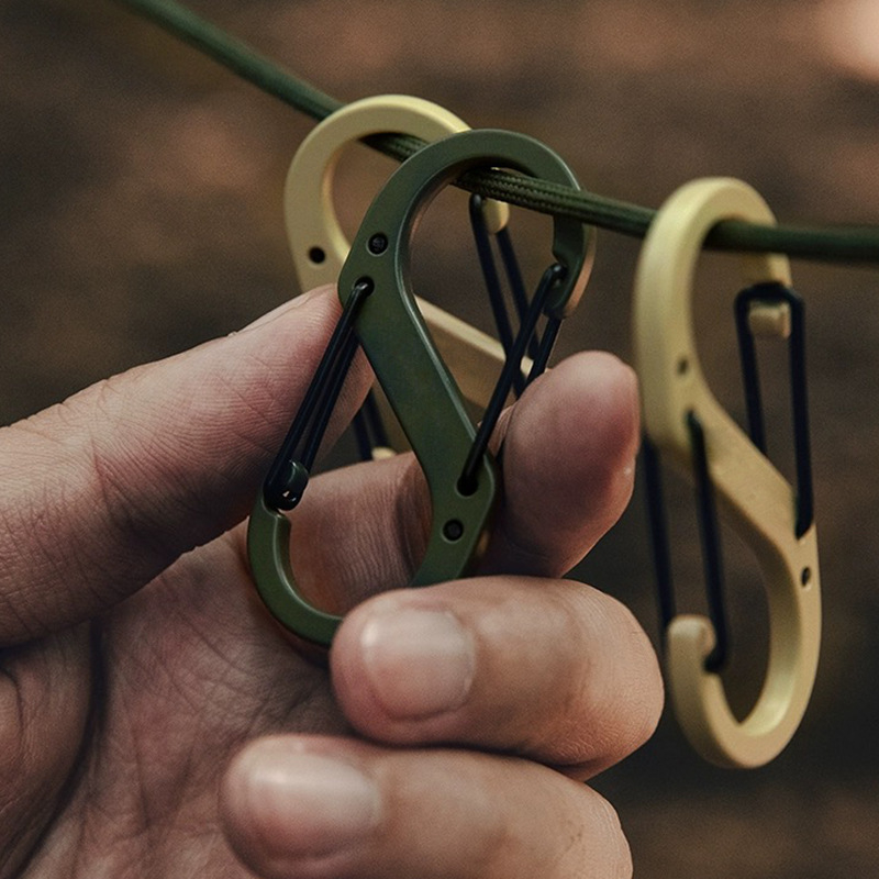 Karabiner od cinkove legure, S-oblika, s brzim otpuštanjem, otporan na habanje i hrđu, nosivost 135 kg