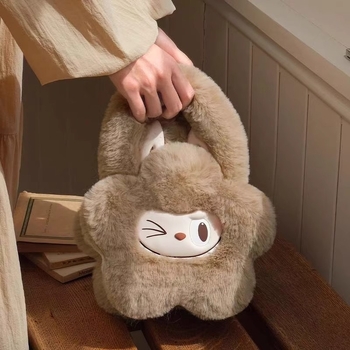 Crossbody torba od pliša s anime uzorkom, zakrivljena naramenica, pamučna podstava, kapacitet ispod 20 L, lagana